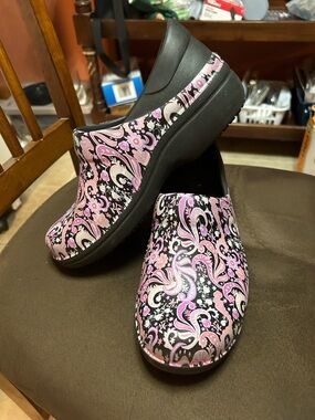 CROCS Women's Pink Paisley Patterned Clogs